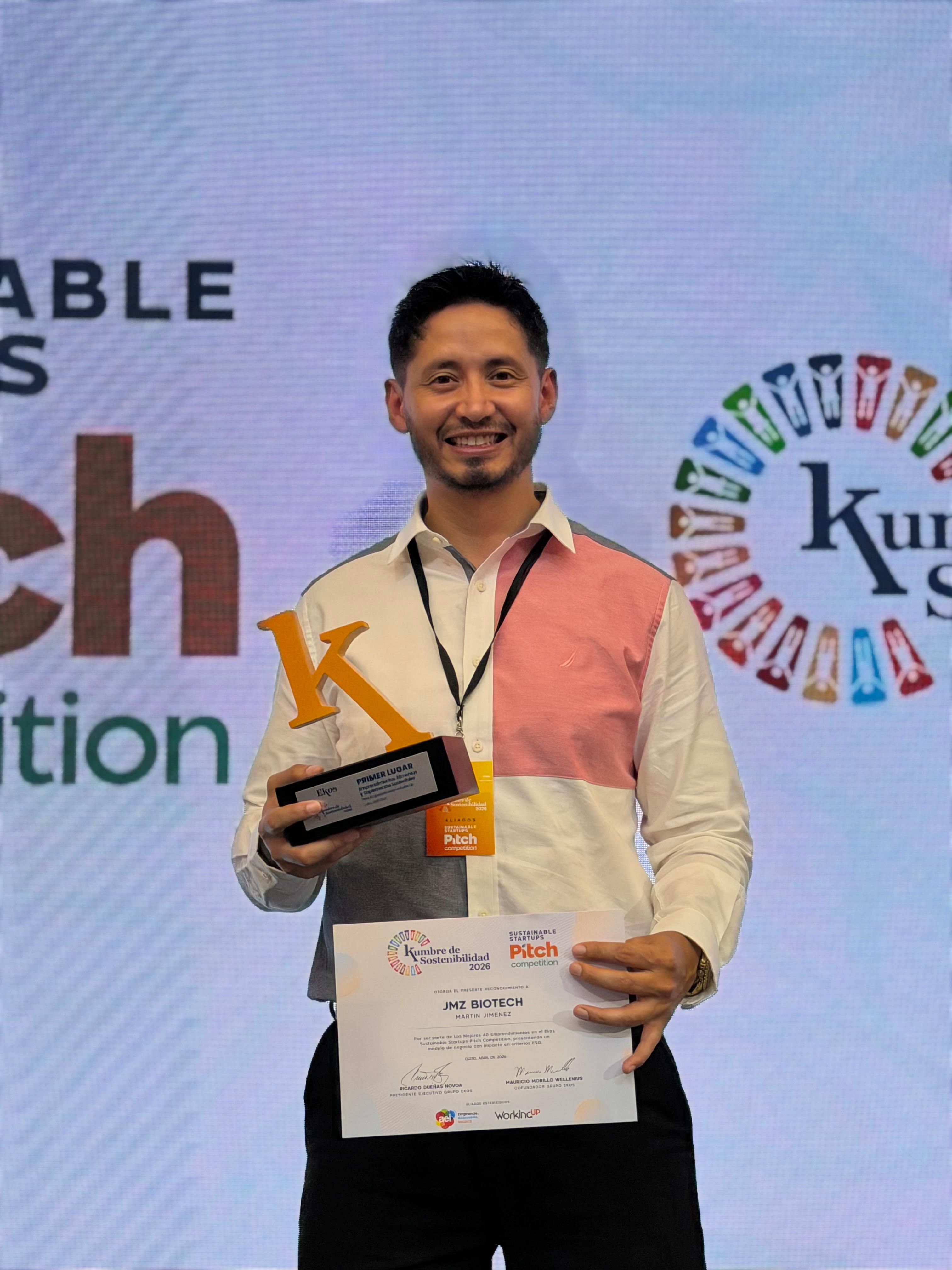 Martín Jiménez, fundador de JMZ Biotech, sostiene el trofeo de primer lugar y el certificado del Ekos Sustainable Startups Pitch Competition en la Kumbre de Sostenibilidad 2026